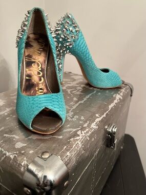 ✨ Sam Edelman “Lorissa” Aqua Blue Spiked Peep-Toe Heels ✨ Size 7